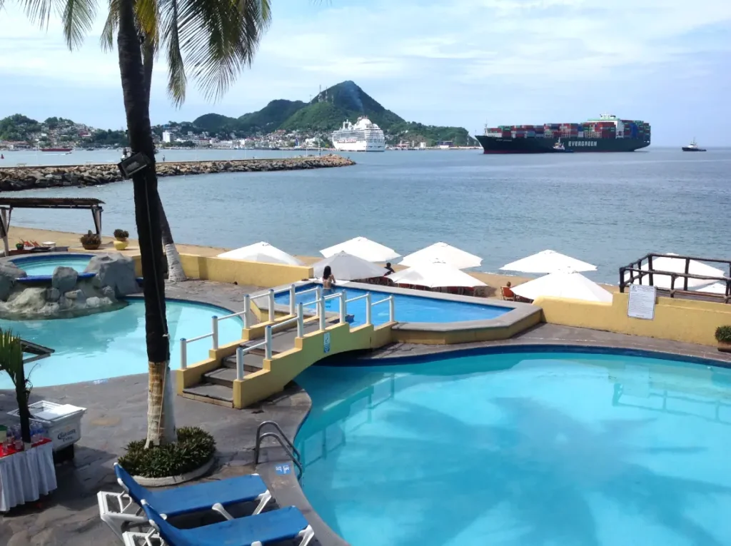Alberca Hotel Marina Puerto Dorado, Hotel en Manzanillo Colima