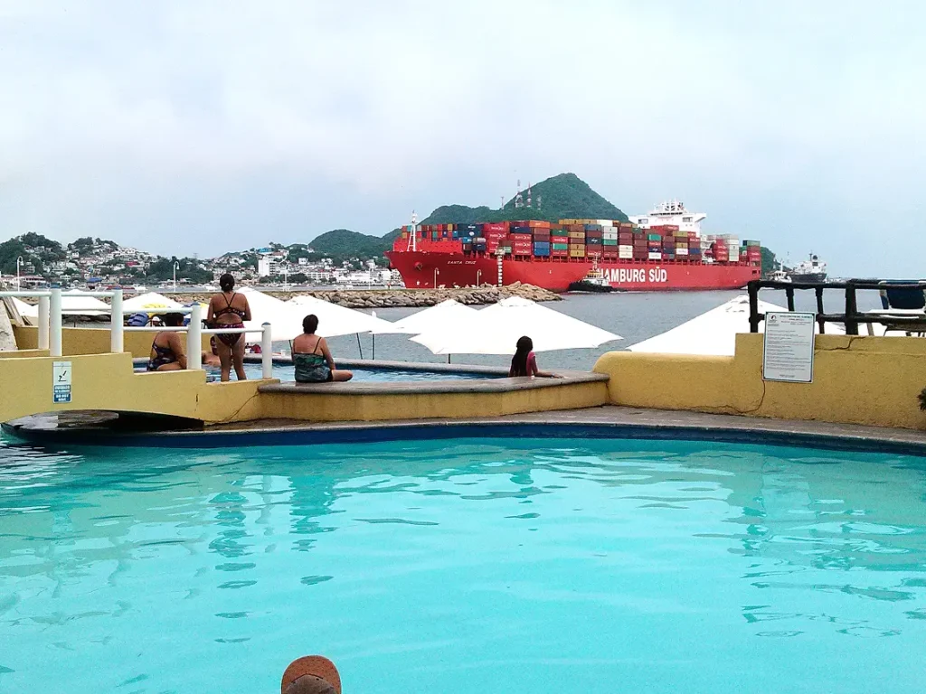 Alberca Hotel Marina Puerto Dorado, Hotel en Manzanillo Colima