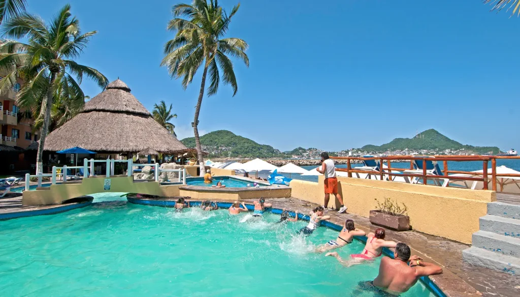 Alberca Hotel Marina Puerto Dorado, Hotel en Manzanillo Colima